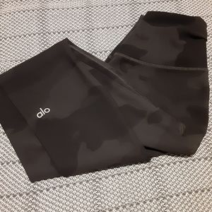alo vapor black camo leggings sz S